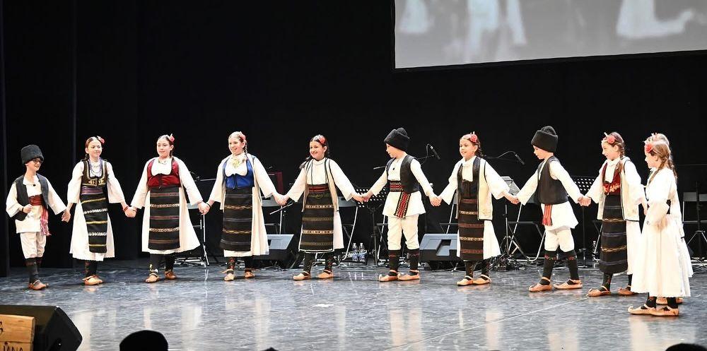 Omladinci na folklornom festivalu dečijih ansambala u Ljubljani